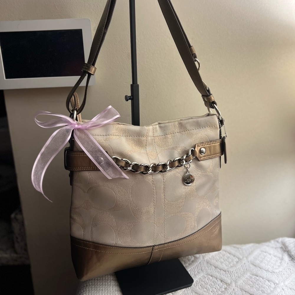 Coach Metallic Optic Signature Shoulder Bag 🤍🤎